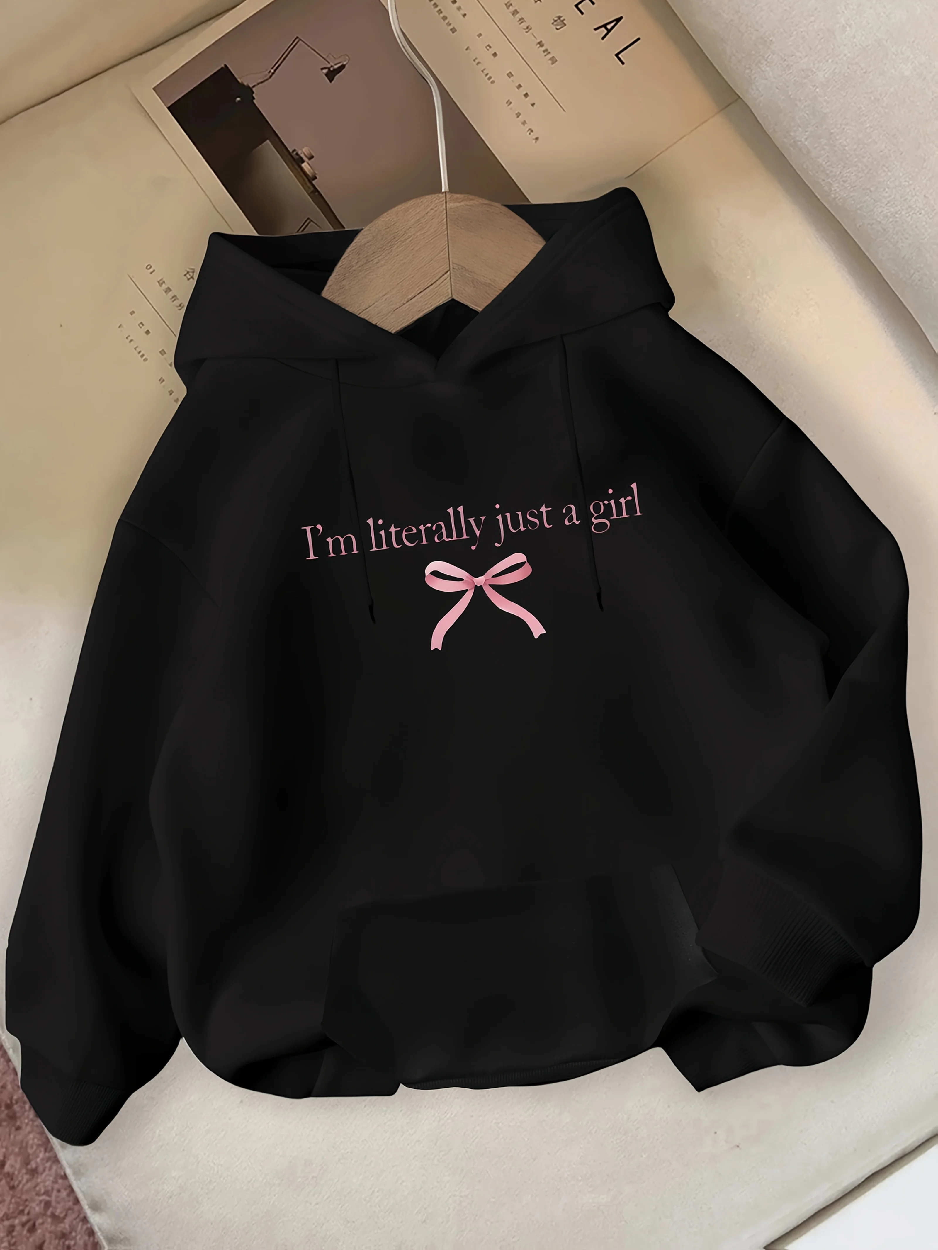 Bluza damska z kapturem, okrągły dekolt, casualowa odzież na jesień i zimę z nadrukiem \"I'm Literally Just A Grill\" i różową kokardką.