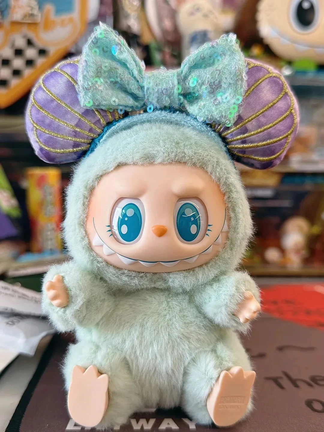 ขายส่ง Labubu นั่งปาร์ตี้แถบคาดศีรษะตุ๊กตา Plush อุปกรณ์เสริม Kawaii ผม Band ของเล่นน่ารักตกแต่งของขวัญ Labubu2 เสื้อผ้า