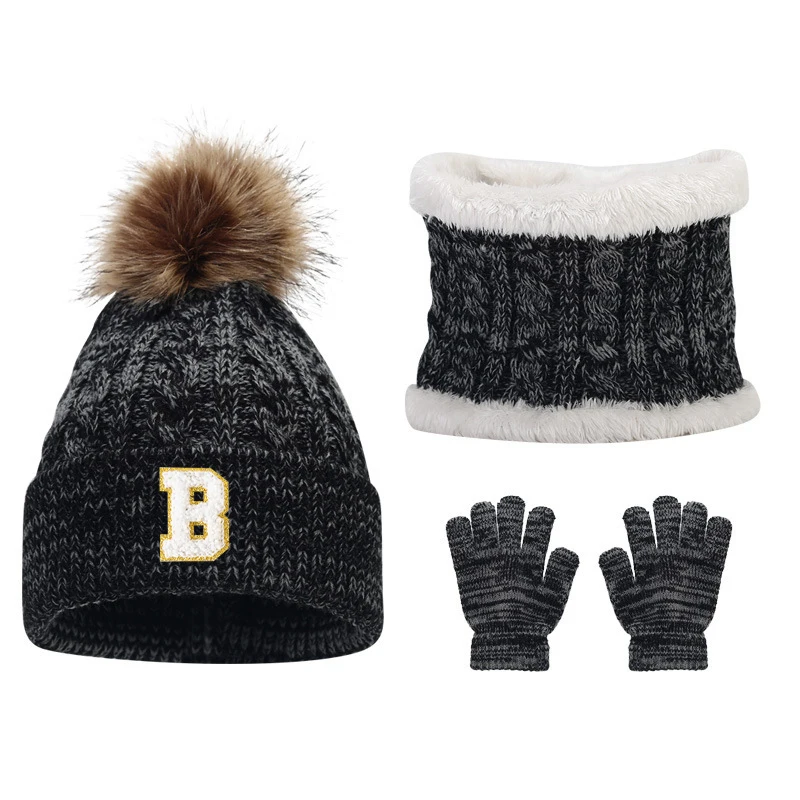 Children's caps, scarves, glove sets and knitted caps marked with letters A to Z for children aged 3 to 12