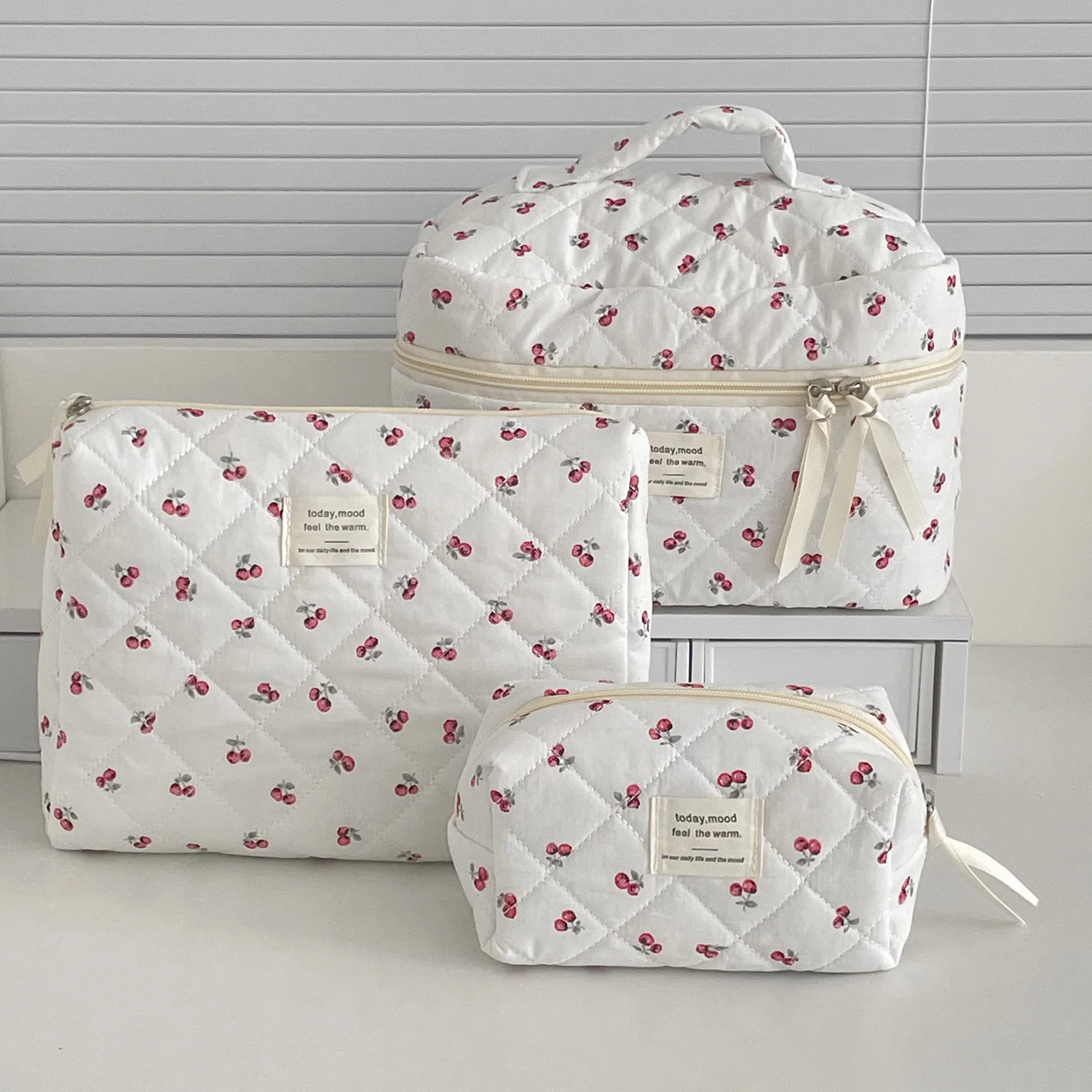 Bolsa de maquillaje de cereza, bolsas de cosméticos para mujer, bolsa de almacenamiento de viaje para cosméticos bonita portátil a la moda, bolso de mano acolchado de algodón con cremallera