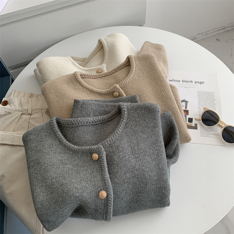 豪華なニットオープンカーディガン女性のファッション春 2024 シンプルなマッチゴールデンバックル香りのスタイル厚く暖かい長袖