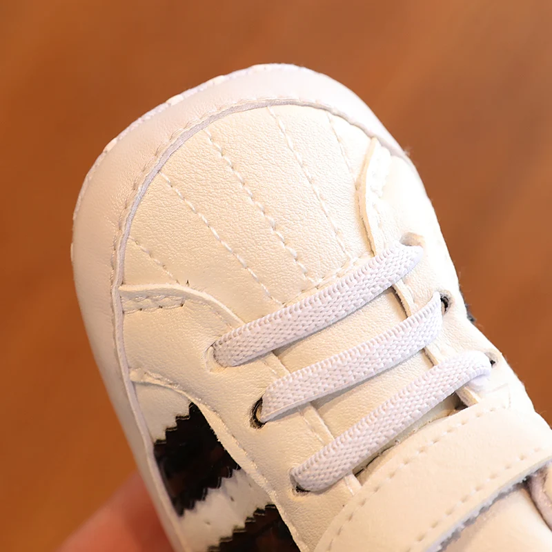 Nuevos zapatos de bebé de 0 a 18M, zapatos informales cómodos con suela de algodón antideslizantes de cuero PU para primeros pasos, zapatos de cuna para gatear