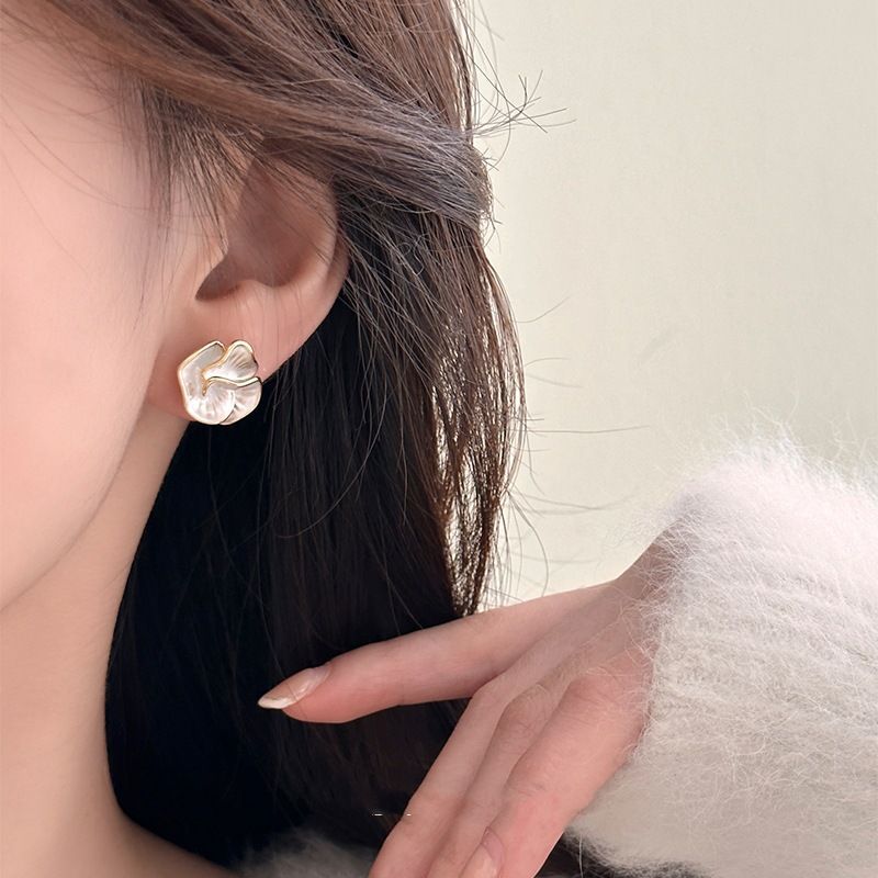 Zarte Kamelie Ohrstecker für Frauen, einzigartiges Blumen-Design, Ohrstecker, Temperament, weiße Ohrringe, täglicher Schmuck, Mädchen-Geschenk