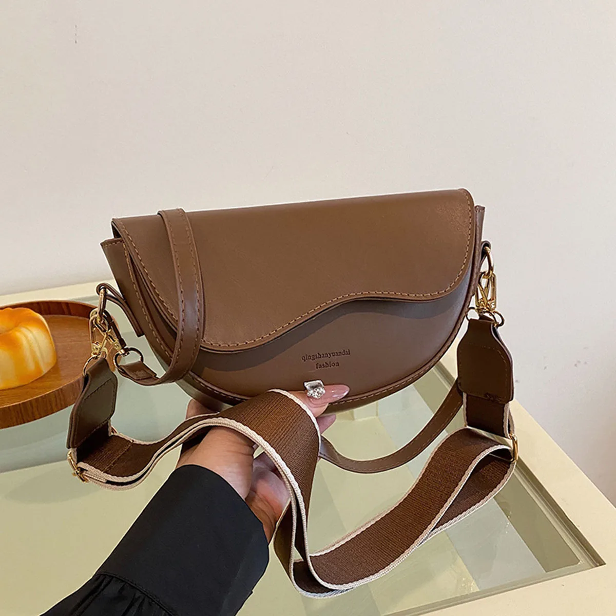 Damska torebka crossbody w stylu minimalistycznym, modna torebka pod pachę, trendy torebka na ramię dla kobiet.