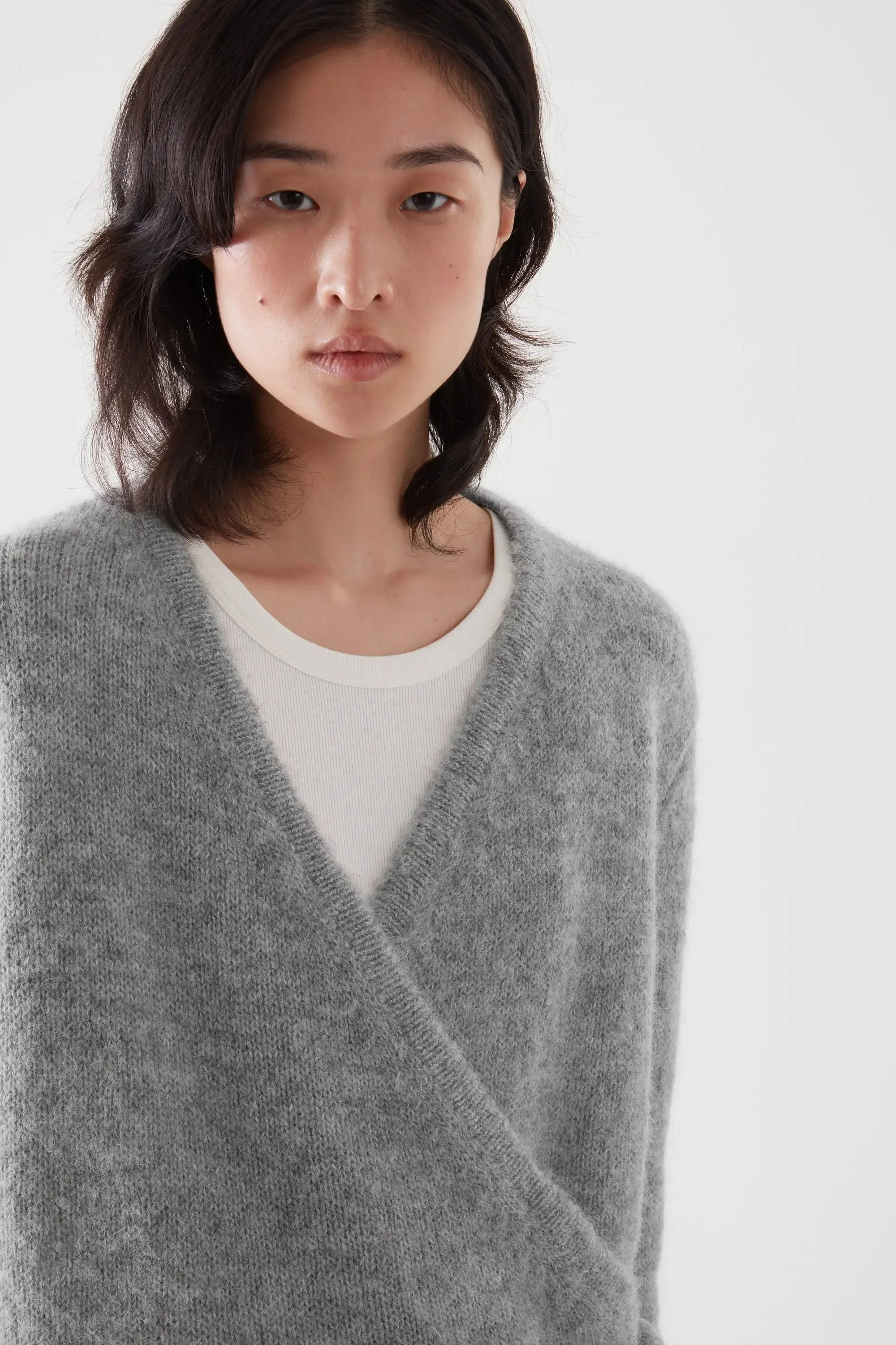 Ätherisches Kostüm 2025, neuer Winterstil für Damen, lässige Mode, asymmetrische Strickjacke aus Standard-Wollmischung