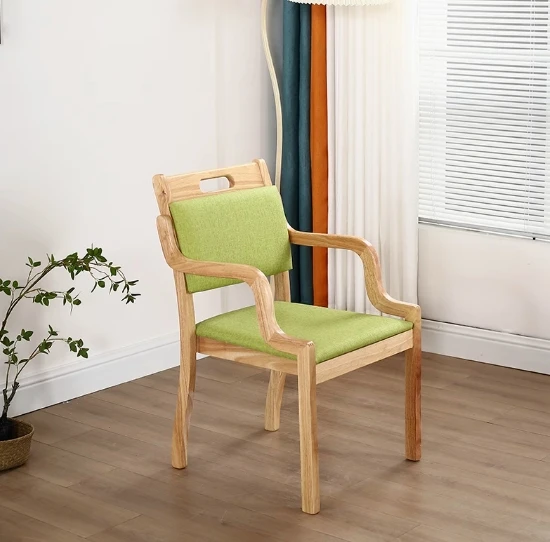 El producto se puede personalizar. Silla de madera maciza para personas mayores para casa de enfermería