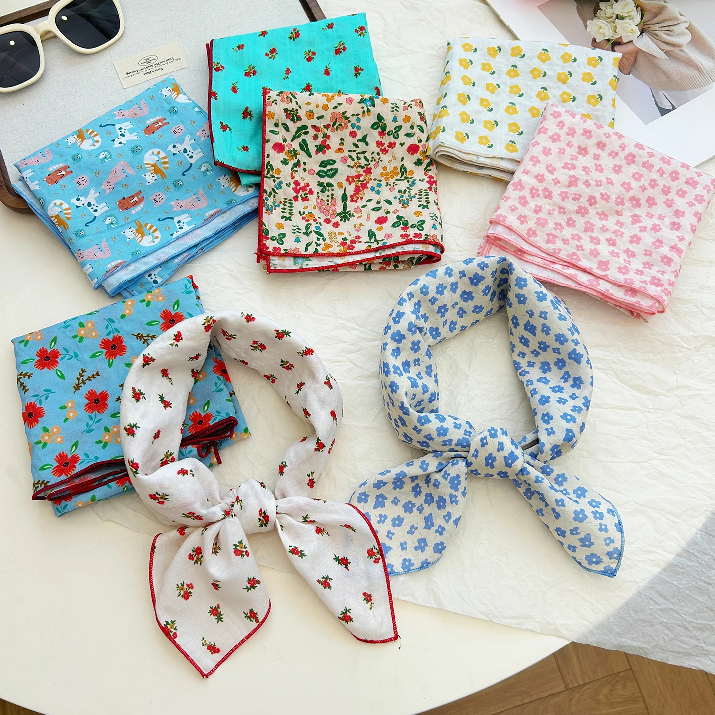 Pañuelo Cuad Pequeño para Protección del Cuello, Primavera-Verano 2025, Versátil, Artístico, Moderno, Accesorio Decorativ...