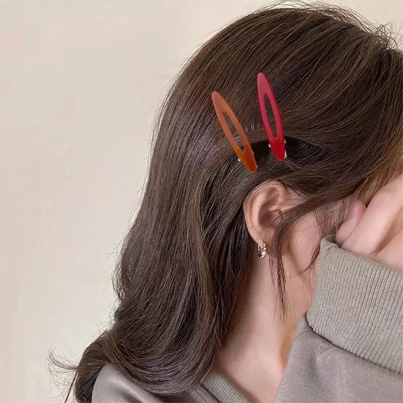 Ovale hohle Metall-Haarspange für Frauen und Mädchen – mehrfarbiges Styling-Zubehör mit seitlichem Pony