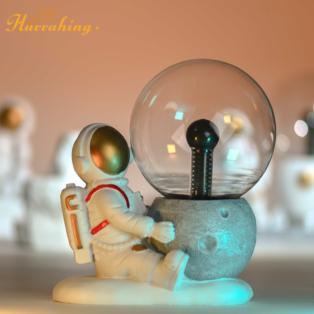 Astronaut Squatting Plasma Lamp 4 Inch Glass Ball Touch Sensing Science Enlightenment Cool Interior Decoration Ornaments