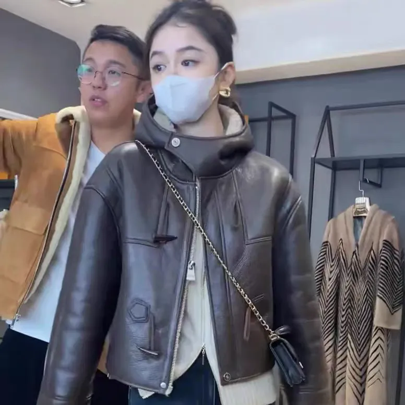 2025 novo outono inverno moto jaqueta de lã de cordeiro outwear feminino usar fivela de canto solto curto com capuz jaqueta de couro quente topos
