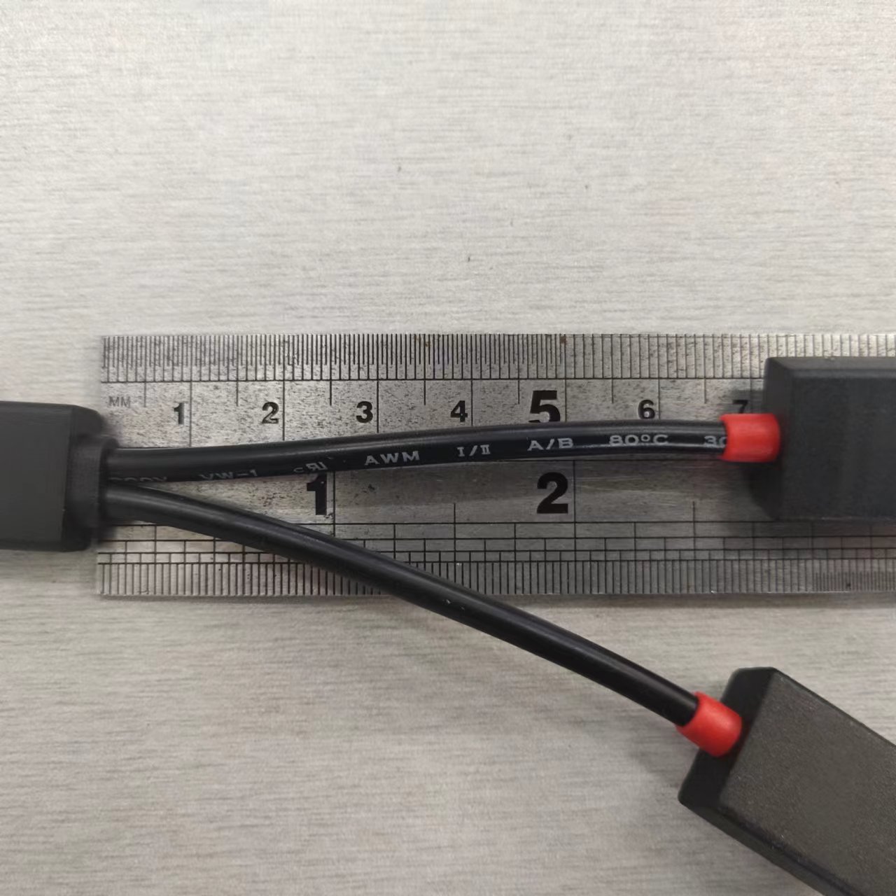 Adaptador multifuncional de ramificação USB 1 a 2 montado em carro para telefones celulares, tablets e hubs multiinterface estendidos