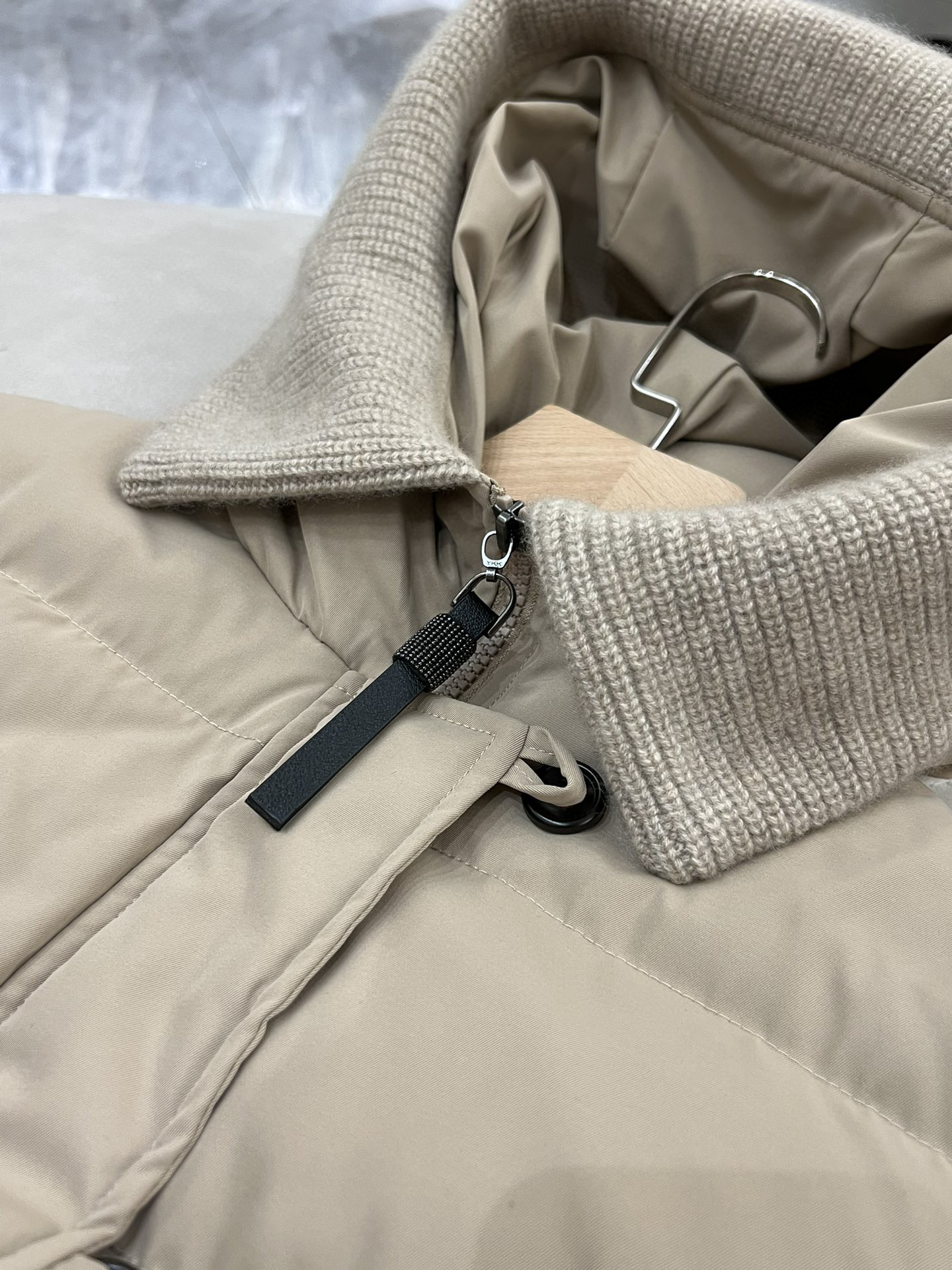 Langer, mit Kapuze verzierter Gänsedaunenmantel mit exquisiten Perlen