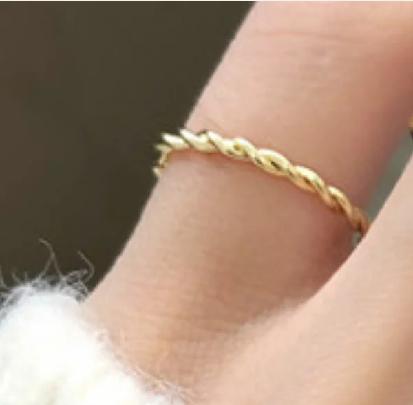 El anillo minimalista de aleación de plata es ajustable.
