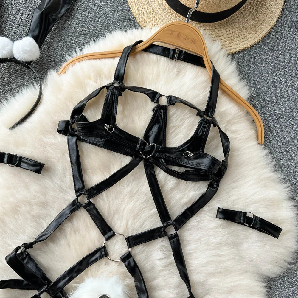 女性のためのPUフェイクレザーボディスーツ、中空アウト、エロティックなコスプレコスチューム、ワンピースキャットスーツ、ロンパース、スーツ、ファッション、セクシー、組み合わせ