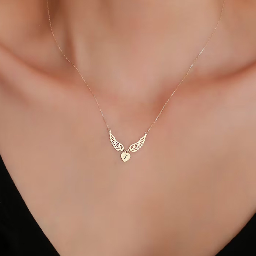 Benutzerdefinierte gravierte Buchstaben Engelsflügel Herz Anhänger Halskette Frauen Edelstahl Schmuck Kind Name Initialen Muttertagsgeschenke