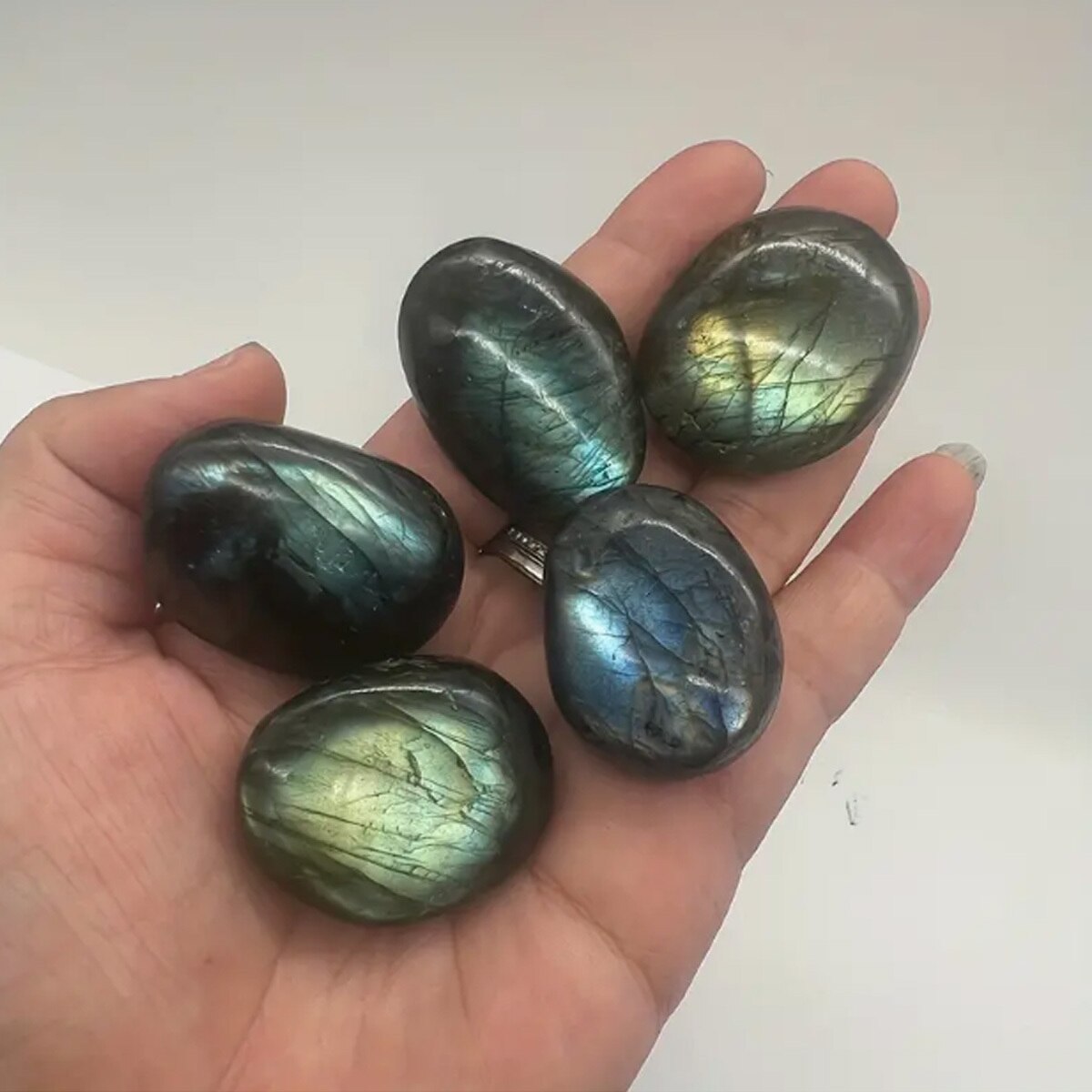 天然ラブラドライトパームストーン、チャクラレキポリッシュ、ヒーリングクリスタル、ストレス解消、不安療法、セットあたり2個