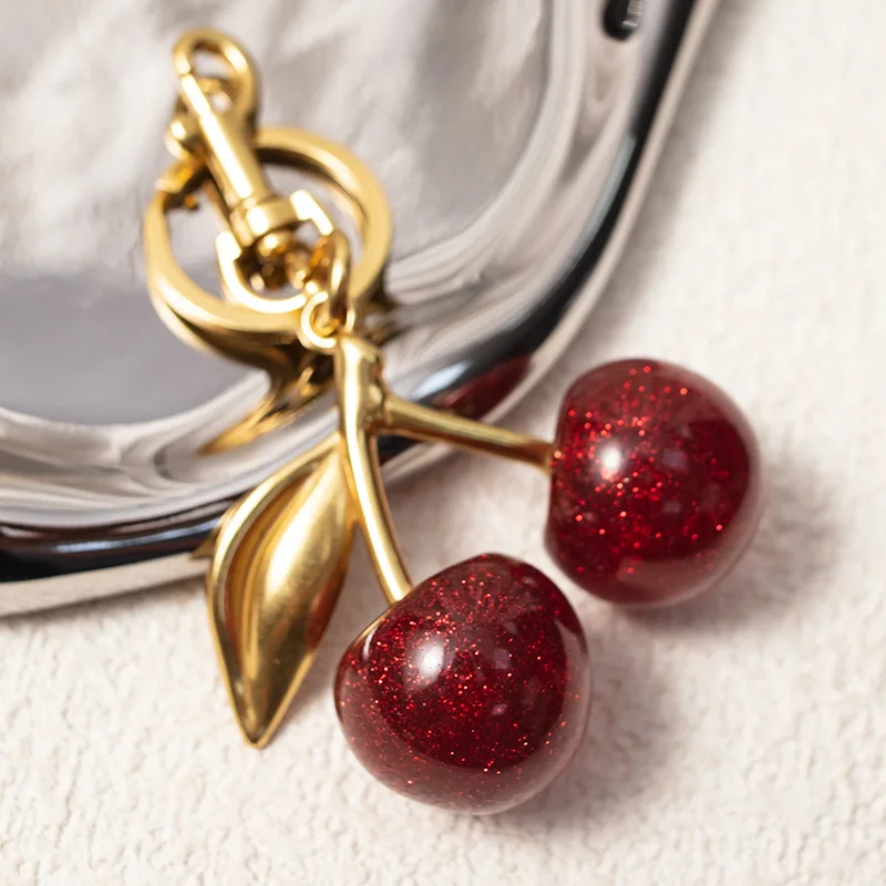 Portachiavi con ciondolo ciliegia rossa alla moda per le donne Decorazioni per borse carine Gioielli multifunzionali Accessori per chiavi per auto Portachiavi con ciondolo Regalo