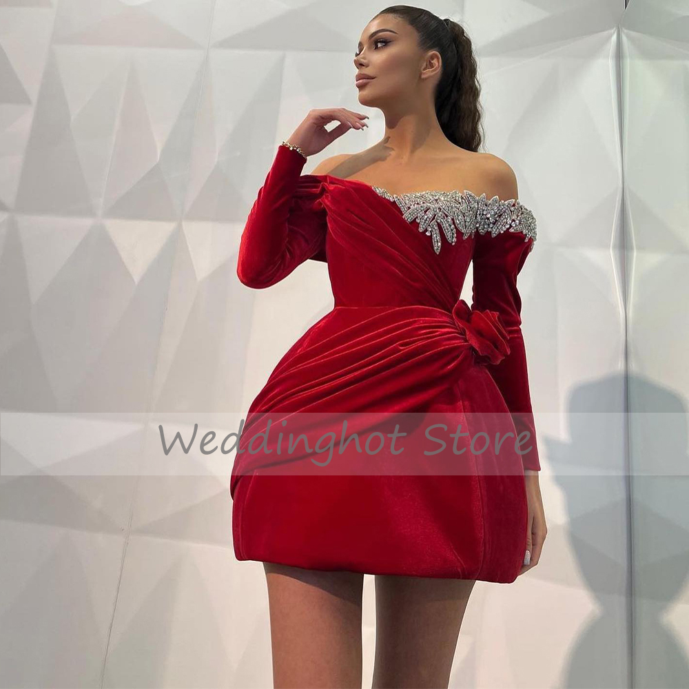 Бархатное платье с открытыми плечами и длинными рукавами