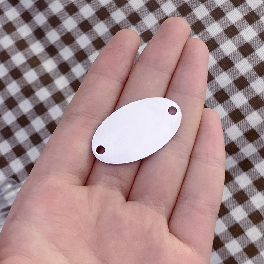 50pcs ออกแบบโลโก้ที่กําหนดเองข้อความเลเซอร์แกะสลักป้ายเสื้อผ้า 14x6 มม.12x22 มม.15x35 มม.20x35 มม.แกะสลักรูปไข่ Connecter แผ่นโลโก้