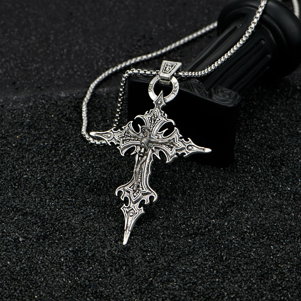 Um colar gótico retrô elegante e personalizado com pingente de cruz de caveira e colar de Halloween