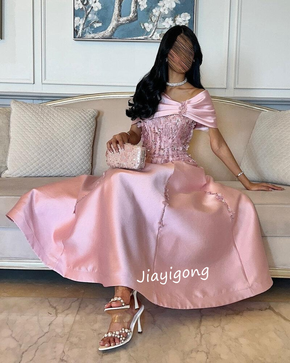 Maßgeschneiderte, elegante, charmeusefarbene, mit Pailletten besetzte, schulterfreie A-Linien-Midikleider, maßgeschneiderter Anlass im chinesischen Stil