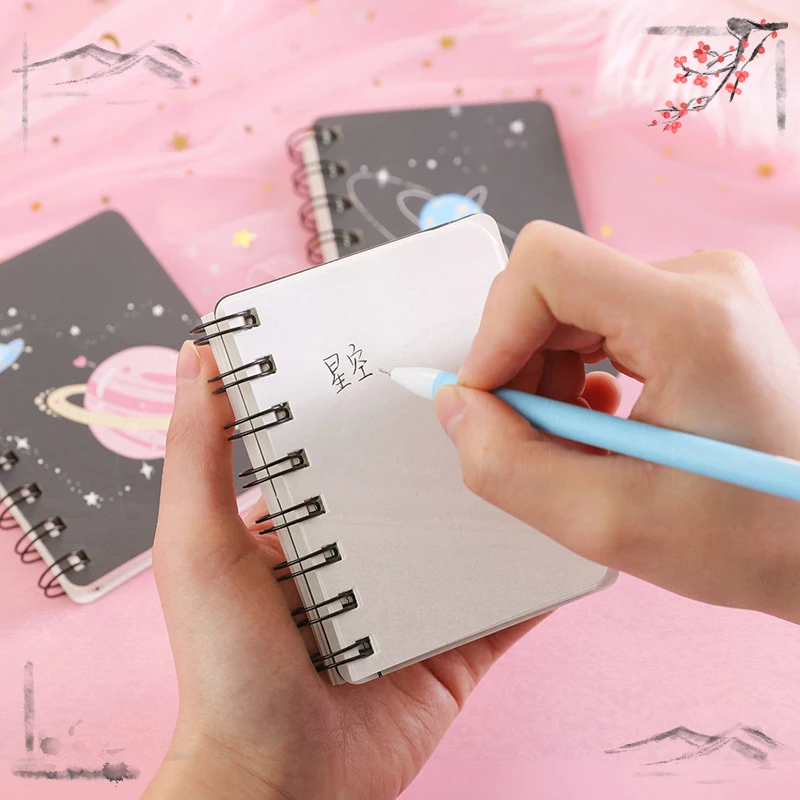 1 ชิ้น Planet Flip Coil Book นักเรียนแบบพกพากระเป๋าโน้ตบุ๊ค Mini Notebook A7 Mini Notes อุปกรณ์โรงเรียนสํานักงานเครื่องเขียน