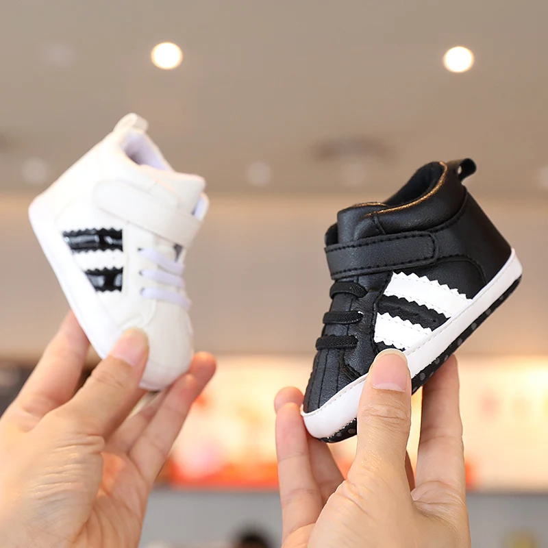 Nuevos zapatos de bebé de 0 a 18M, zapatos informales cómodos con suela de algodón antideslizantes de cuero PU para primeros pasos, zapatos de cuna para gatear