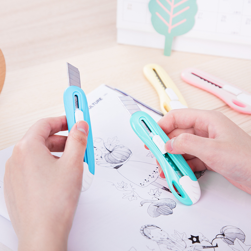 ลูกอมน่ารัก 4 สี Mini แบบพกพายูทิลิตี้มีดเครื่องตัดกระดาษตัดกระดาษมีดโกนใบมีดสํานักงานเครื่องเขียนตัดอุปกรณ์