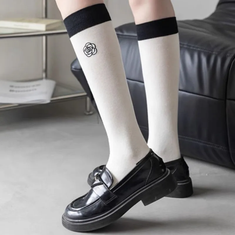 Calcetines largos japoneses de Camelia rosa para mujeres y niñas, calcetines hasta la rodilla de algodón con flores de Lolita, falda Ins para estudiantes, calcetines hasta la pantorrilla a juego