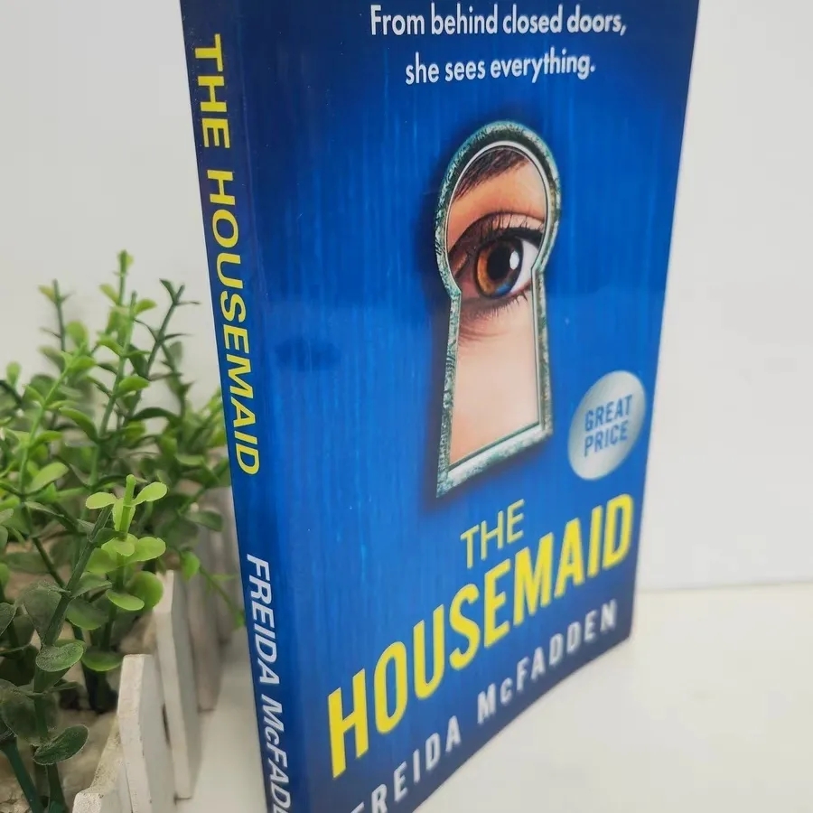 The Housemaid โดย Freida McFadden หนังสือปกอ่อนในหนังสือภาษาอังกฤษ