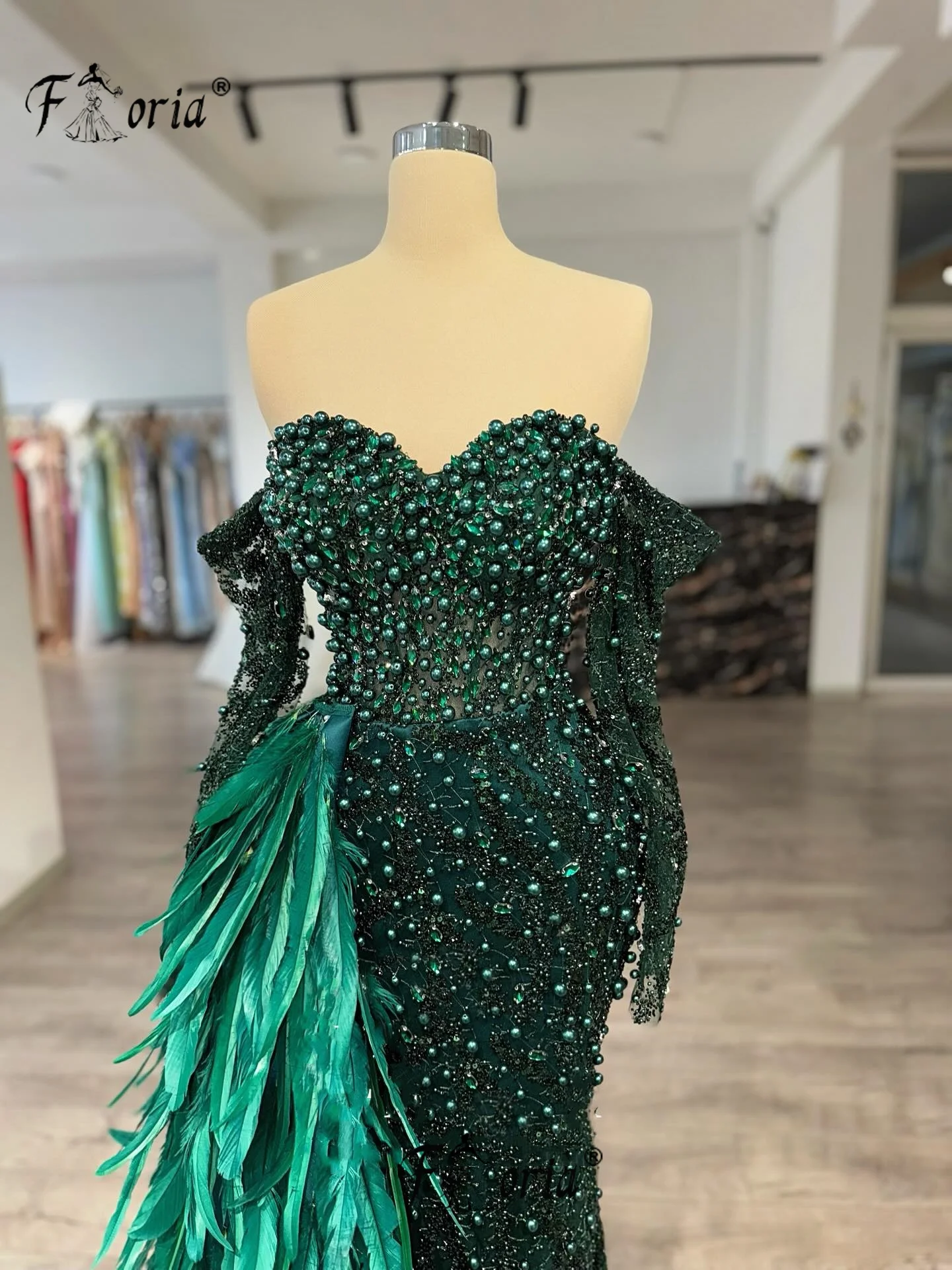 Dunkelgrünes, perlenbesetztes Meerjungfrau-Abendkleid mit gefiederten Seitenschwanzperlen, Hochzeits-Partykleid, elegantes Promi-Kleid auf dem roten Teppich