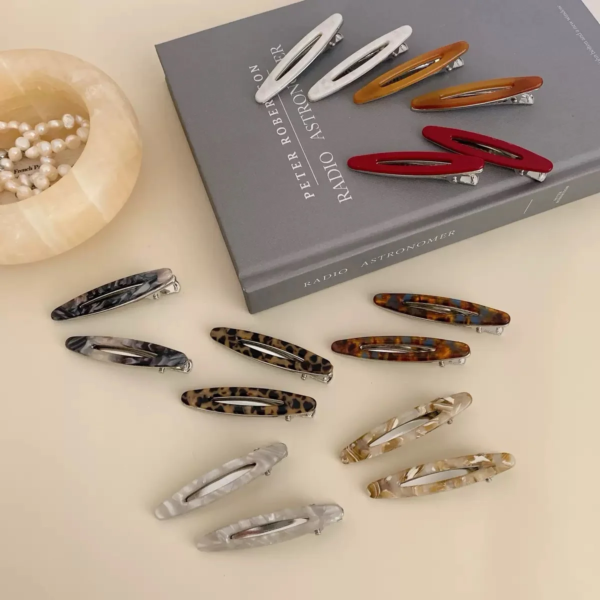 Grampo de cabelo de metal oco oval para mulheres e meninas – acessório de estilo com franja lateral multicolorida