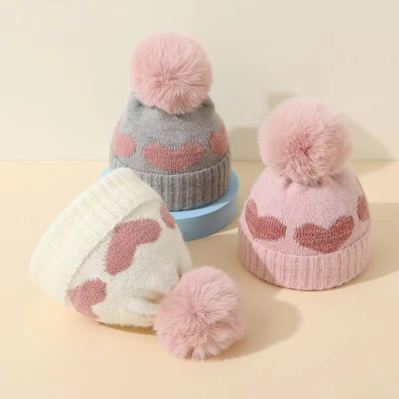 Fur Pompom หมวกเด็กหัวใจพิมพ์ถักฤดูใบไม้ร่วงฤดูหนาวทารกแรกเกิดหมวกหมวกเด็กวัยหัดเดินถักอบอุ่นเด็กหญิงหมวก