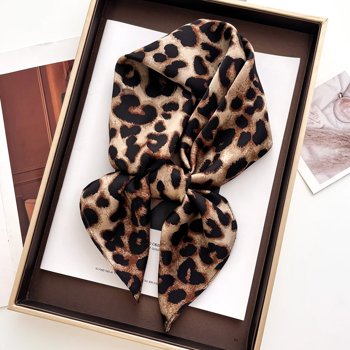 1 szt. Luksusowa Marka Bandana w Leopardzi Wzór Kwadratowa Apaszka Damska Imitacja Jedwabiu Szalik Codzienny Uniwersalny Dekoracyjny Mały Szalik na Szyję