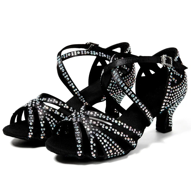 Die neuen mit Diamanten besetzten lateinamerikanischen Tanzschuhen sind nur die weichen Sohlen der quadratischen Gesellschaftstanzschuhe für Tanzschuhe