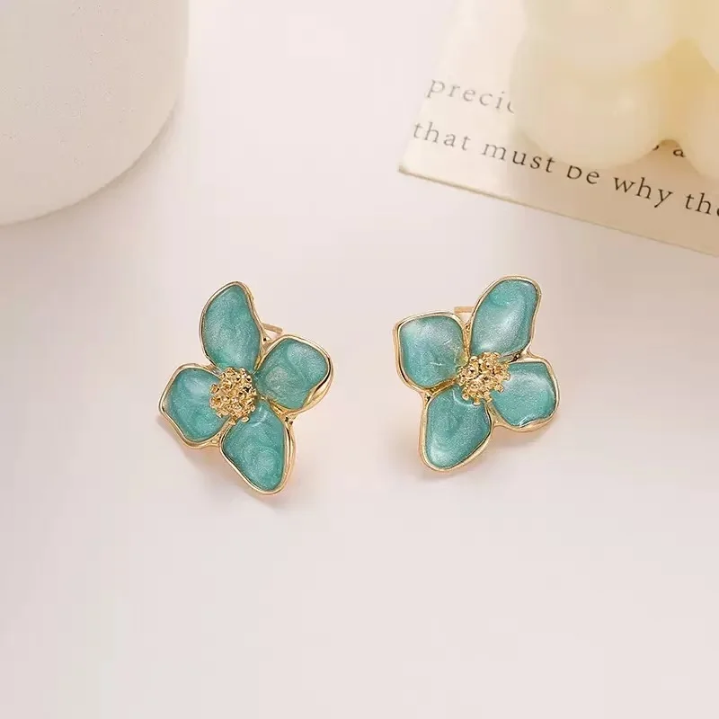 La nueva colección Primavera/Verano 2025 de pendientes de mujer con estampado floral exquisitos y modernos es el regalo perfecto para cortar
