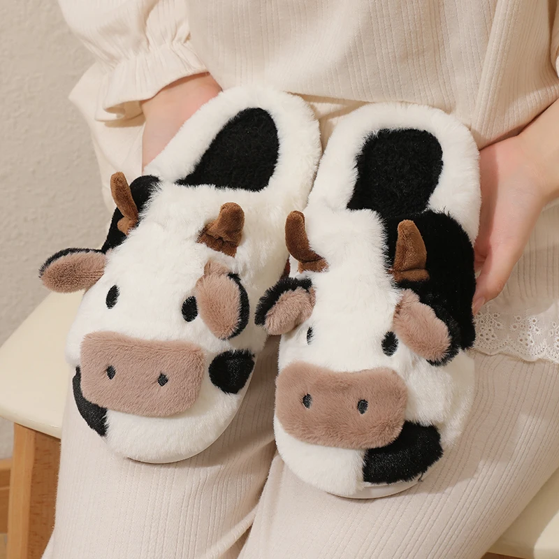 Nouveau hiver unisexe dessin animé vache chaud en peluche pantoufles Couple intérieur antidérapant maison Mule hommes et femmes orteil enveloppement maison coton chaussures