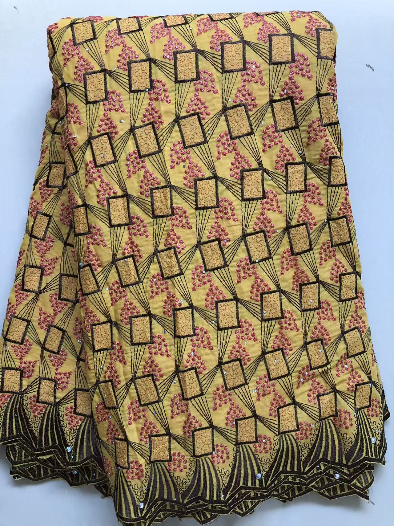 2025 Nigeriaanse katoenen kantstof Hoge kwaliteit 2025 geborduurde Afrikaanse kantstof 5 yards Zwitserse voile kant trouwjurk A4311