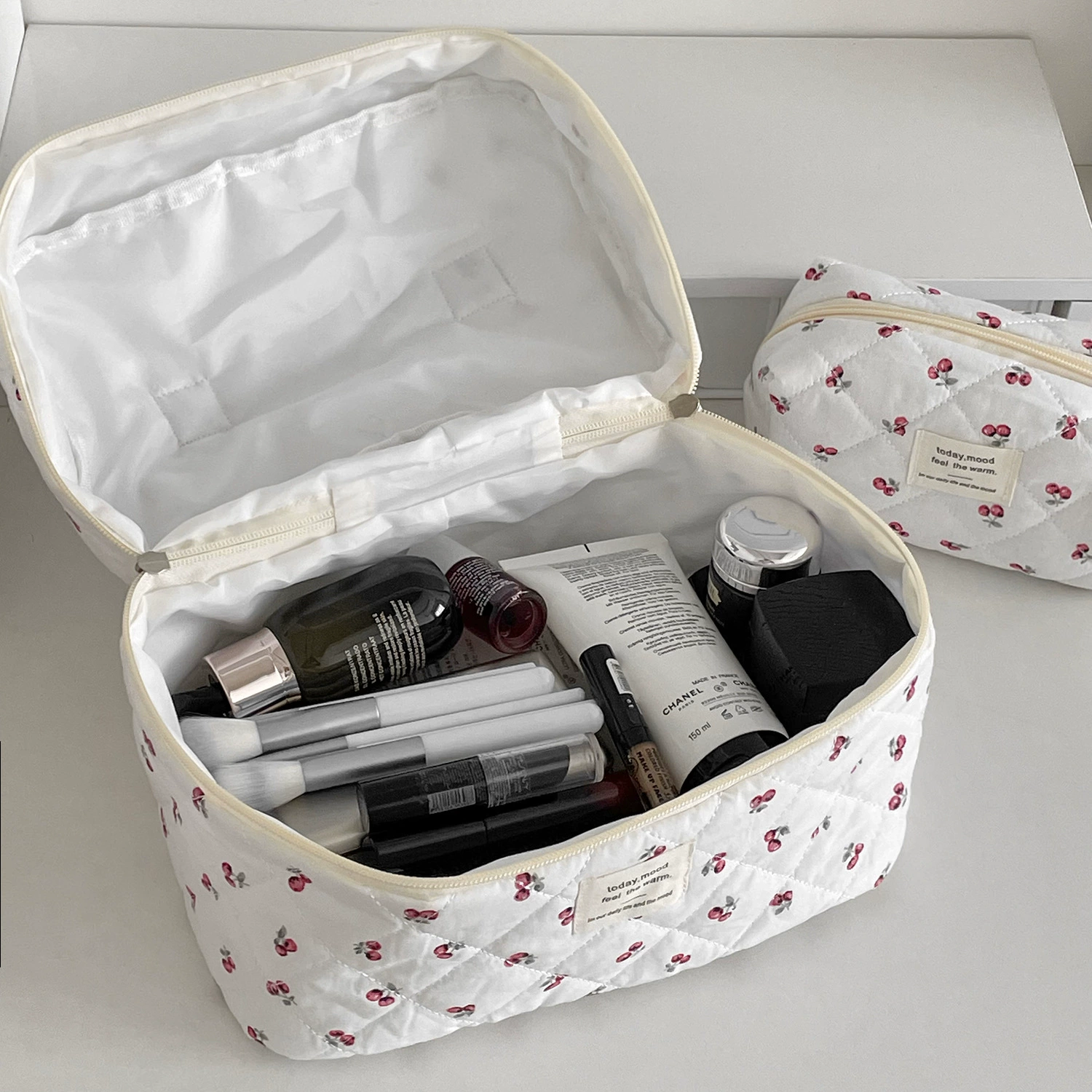 กระเป๋าแต่งหน้า Quilted Berry – กระเป๋าใส่แป้งสําหรับเดินทางความจุขนาดใหญ่น่ารักสําหรับเด็กผู้หญิง กระเป๋าเครื่องสําอางสไตล์ Ins