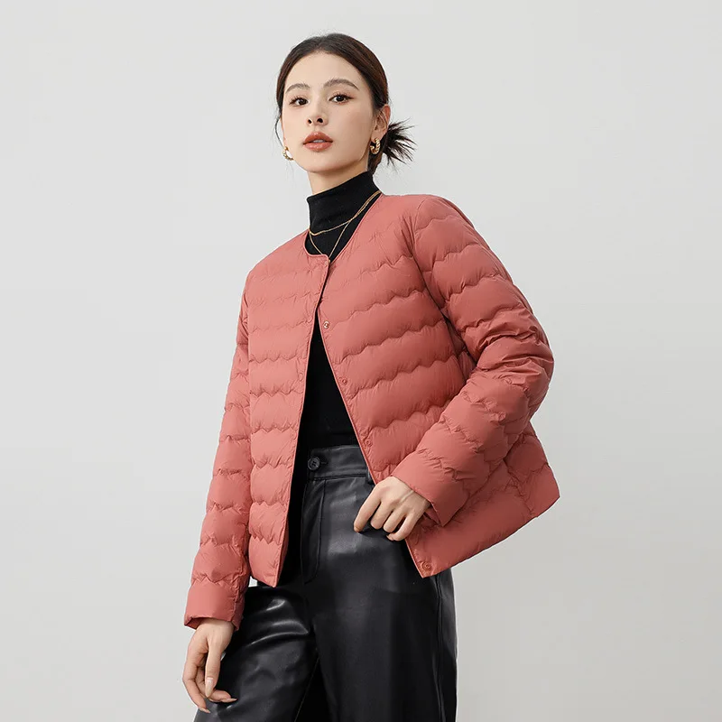 2024 New Arrivlas Frauen Büro Dame koreanische schlanke Puffer Jacken Mode gewellte geste ppte Linie Rundhals ausschnitt Daunen futter Licht Daunen mantel
