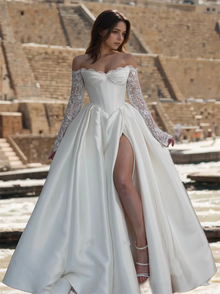 Abito da sposa a trapezio in raso con maniche lunghe con spalle scoperte personalizzato Abito da sposa elegante con spacco laterale lungo fino al pavimento con lacci sul retro per la sposa
