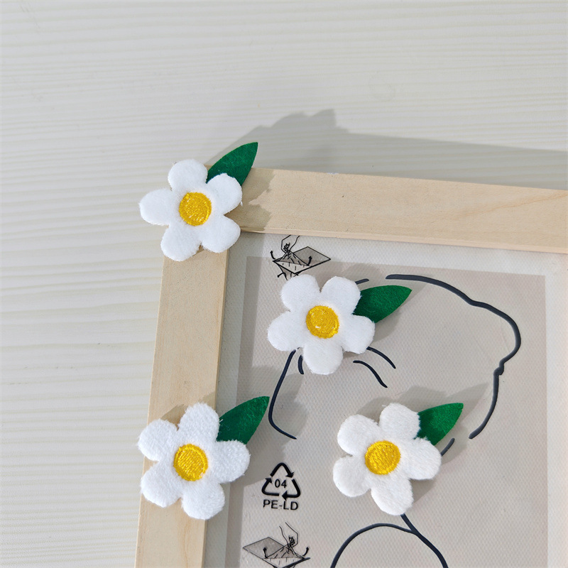 10 pçs bonito algodão de pelúcia morango flor remendo acessórios chapéu saco roupas acessórios para o cabelo broche materiais decorativos