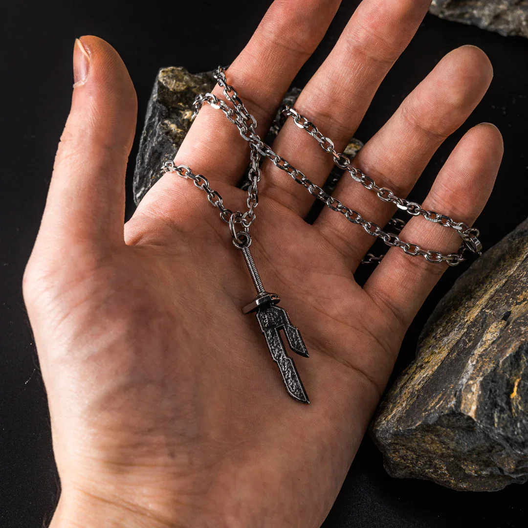 Collar invertido Spear of Heaven