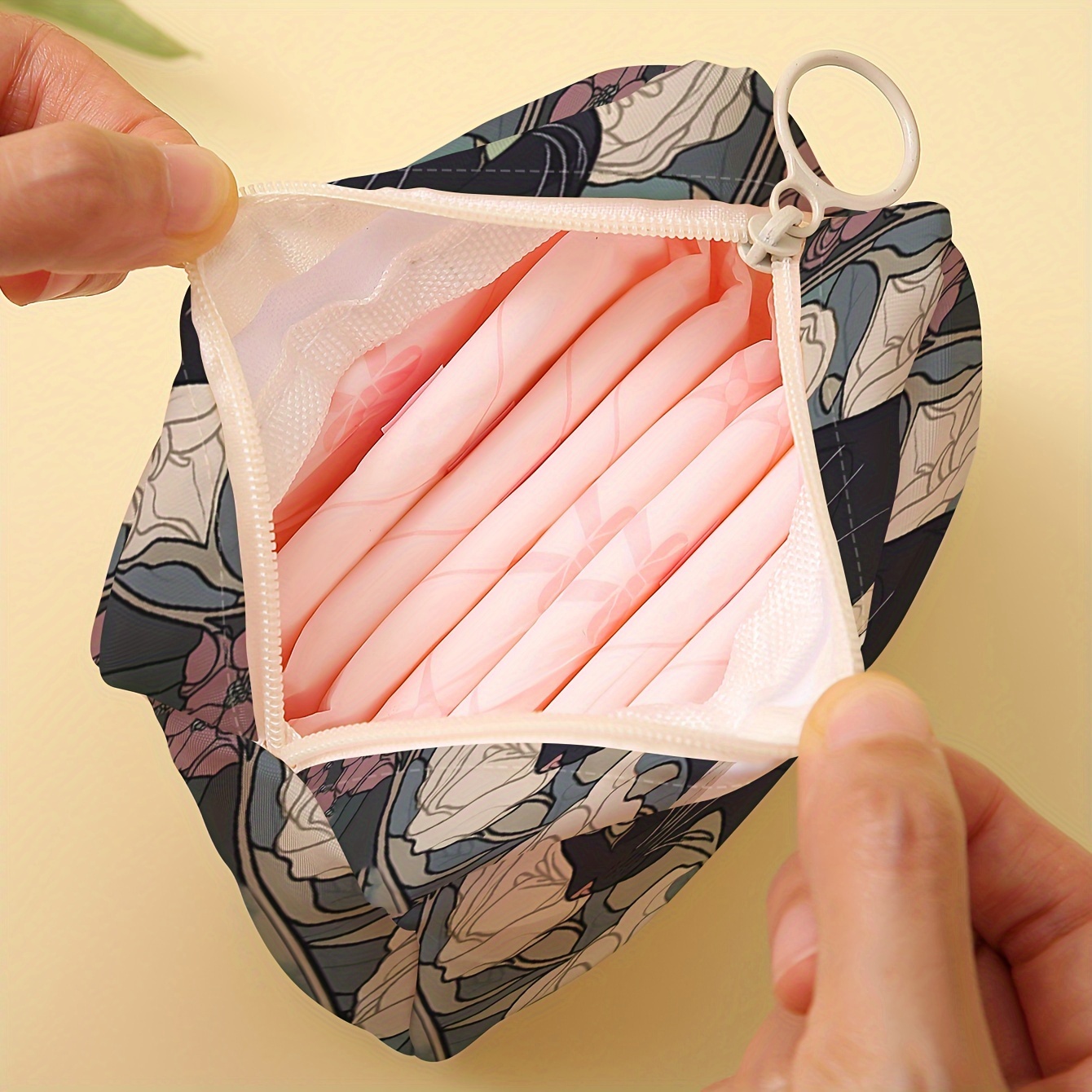 1 pc Cat pattern printed sanitary napkin storage bag, women's lightweight tissue bag, sanitary tissue bag