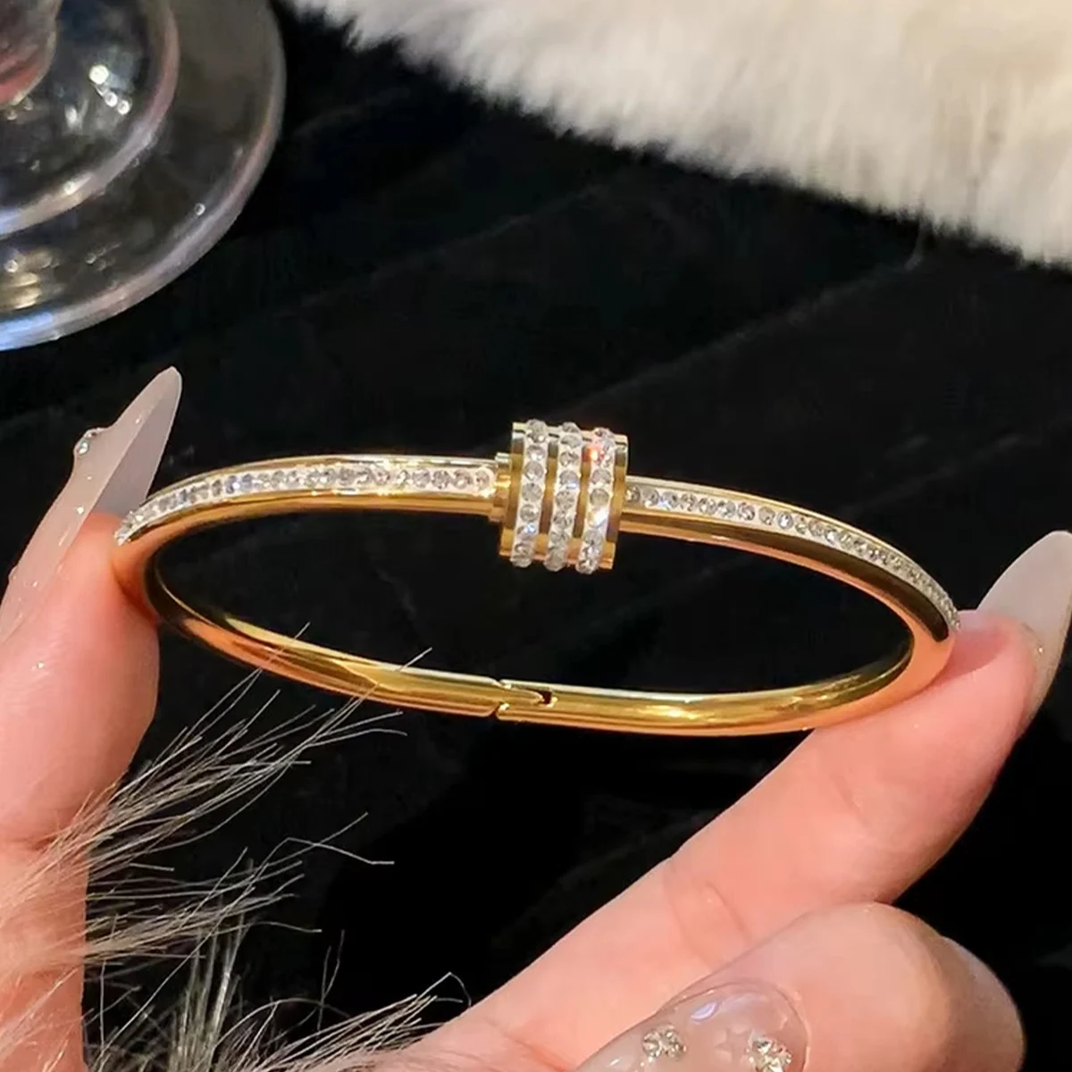 Bracciale in oro e acciaio al titanio da 1 pezzo, stile classico alla moda, bracciale in acciaio inossidabile, intarsiato con zirconi, per l'uso quotidiano delle donne