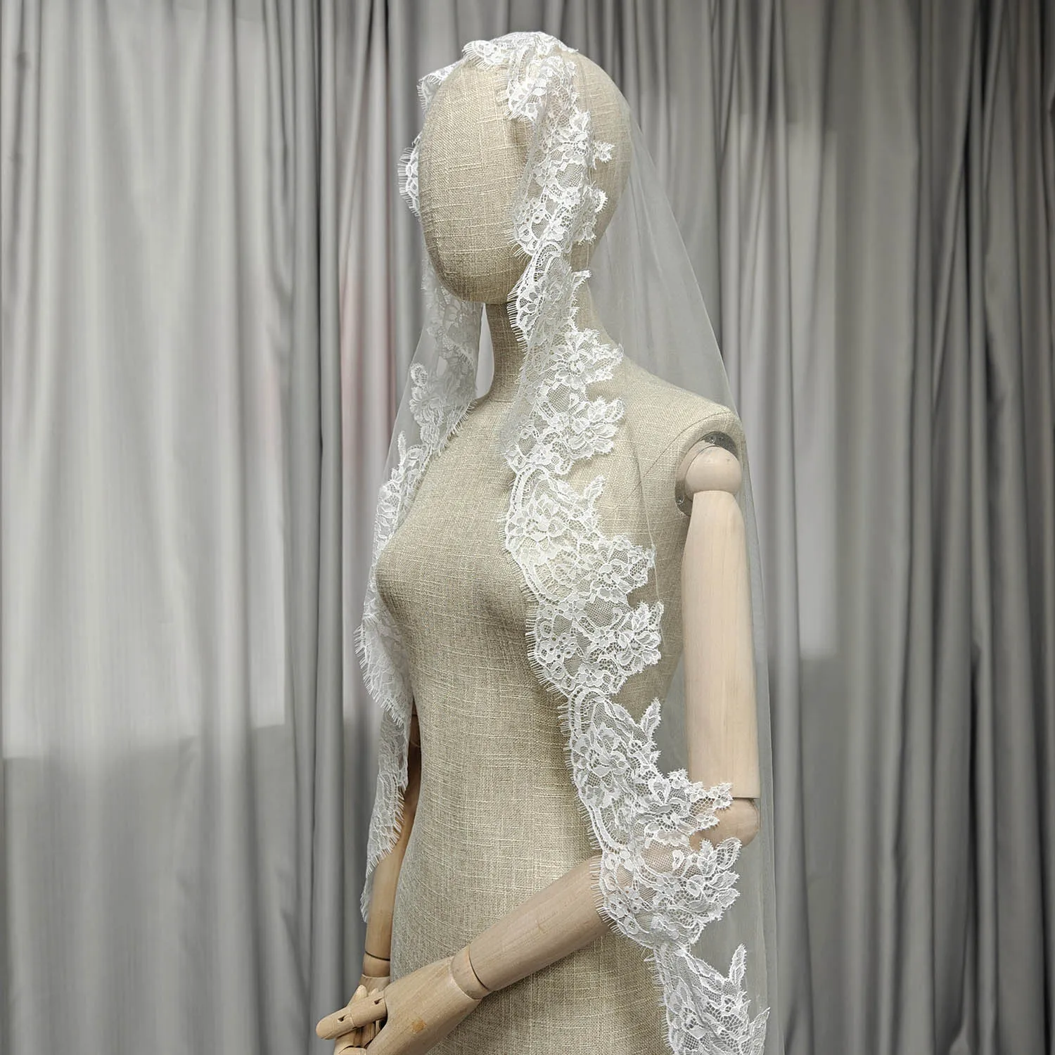 Maßgeschneiderter kurzer Mantilla-Hochzeitsschleier mit Wimpernspitze, 1 m/1,5 m/2 m kurzer/mittellanger Schleier mit verstecktem Kamm, einstufiger Schleier