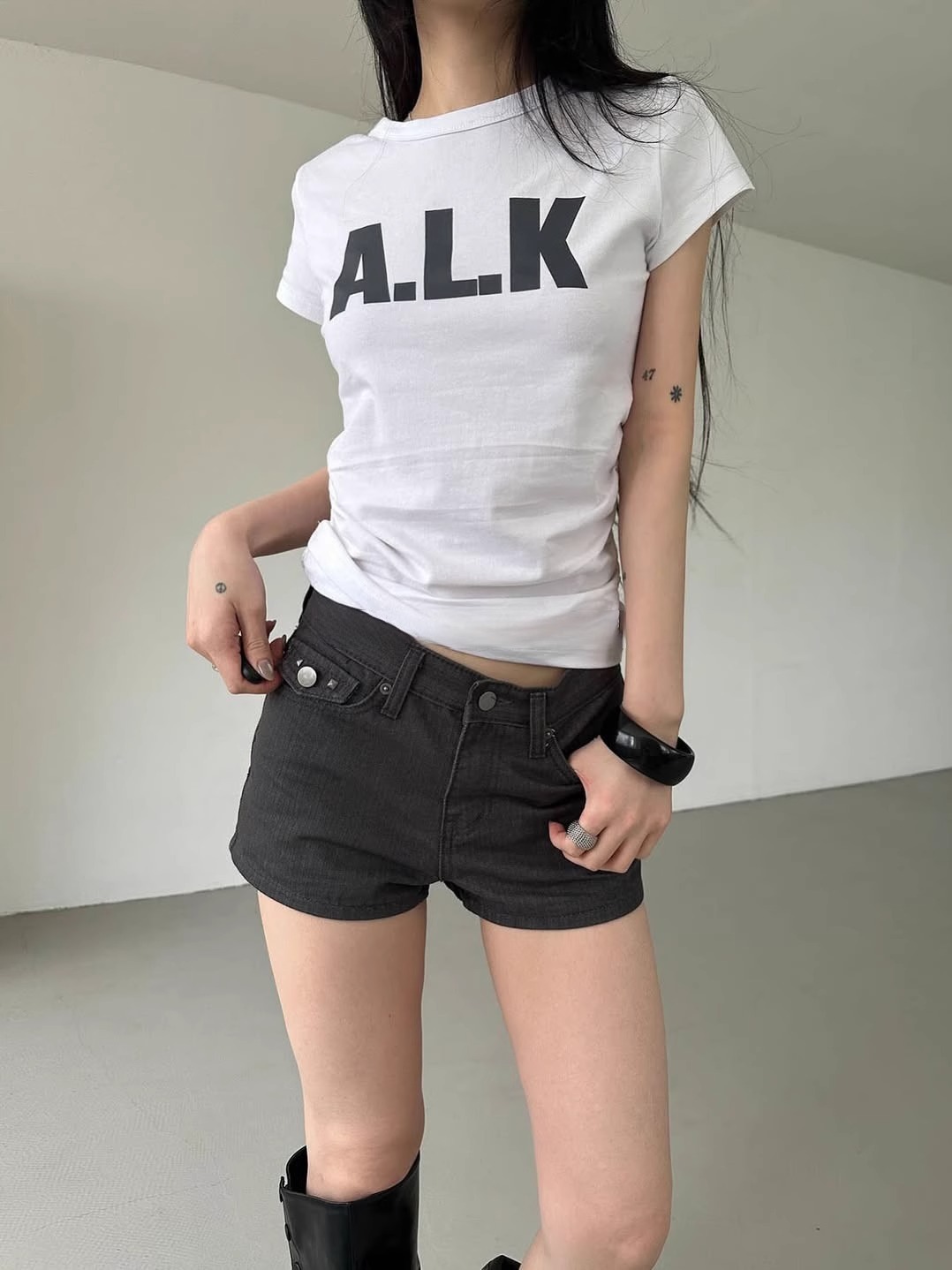 Calça Jeans Super Curta de Cintura Baixa com Design Retrô de Rebites e Efeito Emaecedor, Estilo Casual, Ajuste Padrão, Cor ...