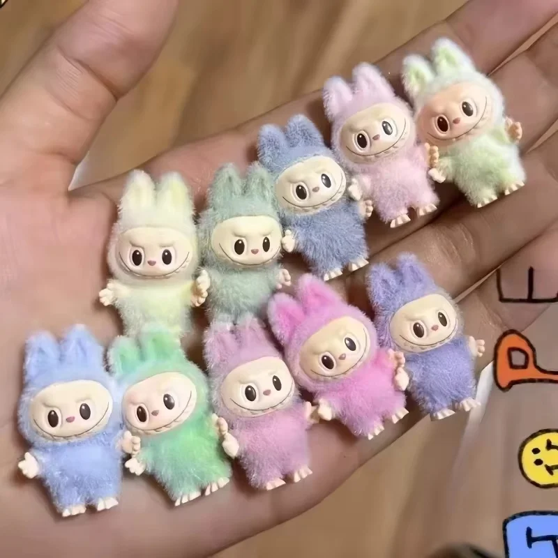 新しいミニ Labubu 立ちと座り姿勢人形かわいいおもちゃデスクトップ装飾モデル装飾品クリスマスギフトランダムに送信