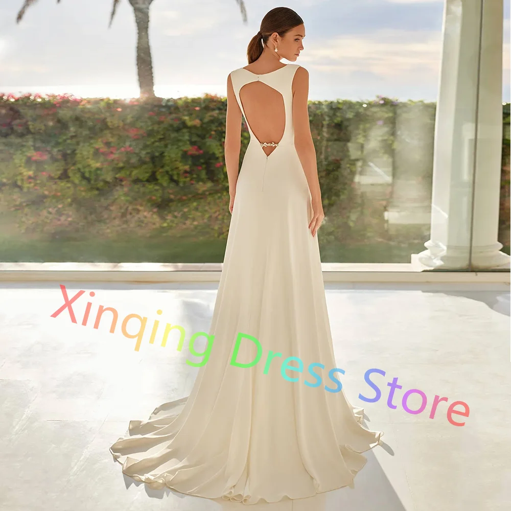 Abiti da sposa personalizzati in jersey con scollo a O in avorio puro con abiti da sposa senza maniche in cristallo con pieghe minimaliste e strascico aperto sul retro