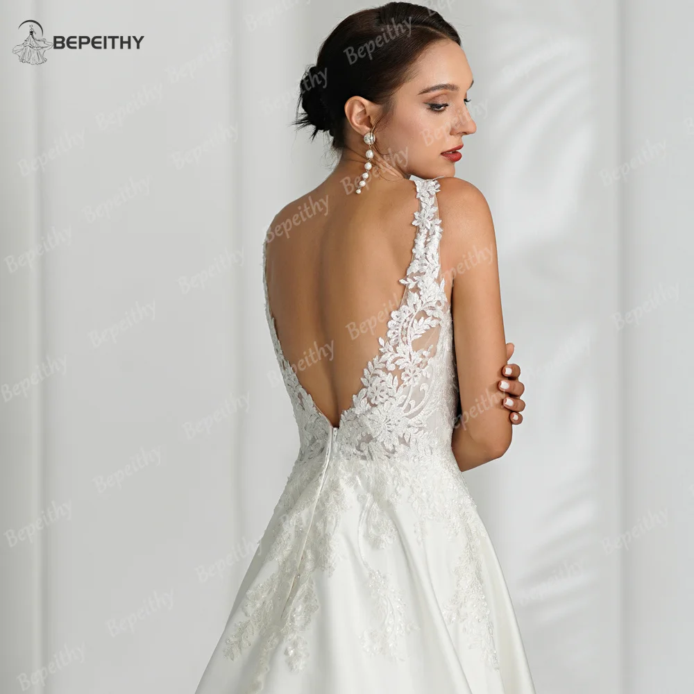 BEPEITHY ที่กําหนดเอง V คอเซ็กซี่ Backless ซาตินงาช้างชุดแต่งงานสําหรับผู้หญิง 2024 ลูกไม้ Bodice Sweep Train Boho ชุดเจ้าสาว